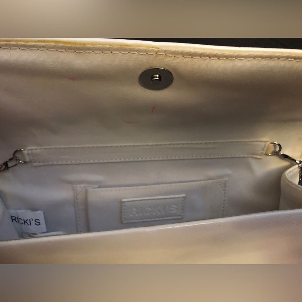 Ricki’s White Clutch with flower detail - Picture 4 of 4